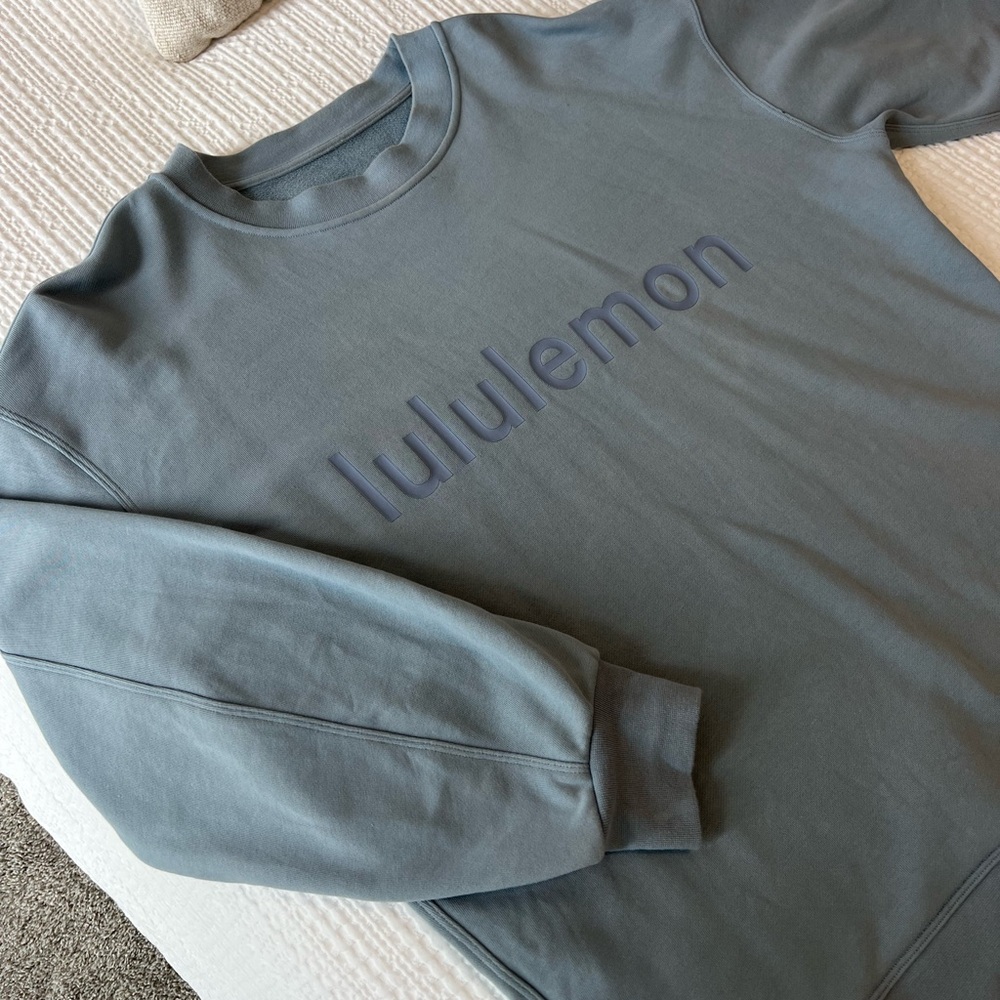 Women’s Lululemon Perfectly Oversized Graphic Crew Neck Sweatshirt in Size 4
